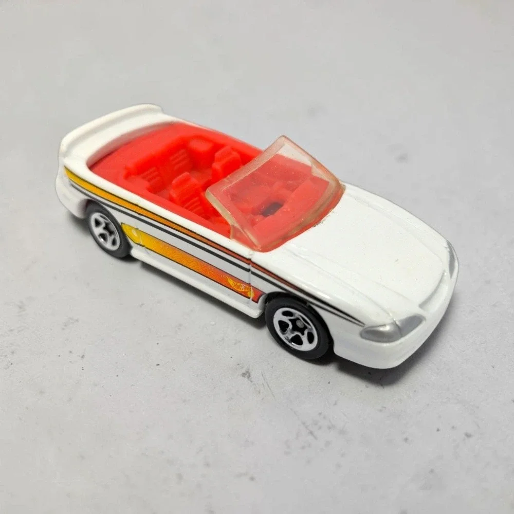 VTG Hot Wheels 1996 Mustang GT Convertible White Red Interior Diecast Toy Car